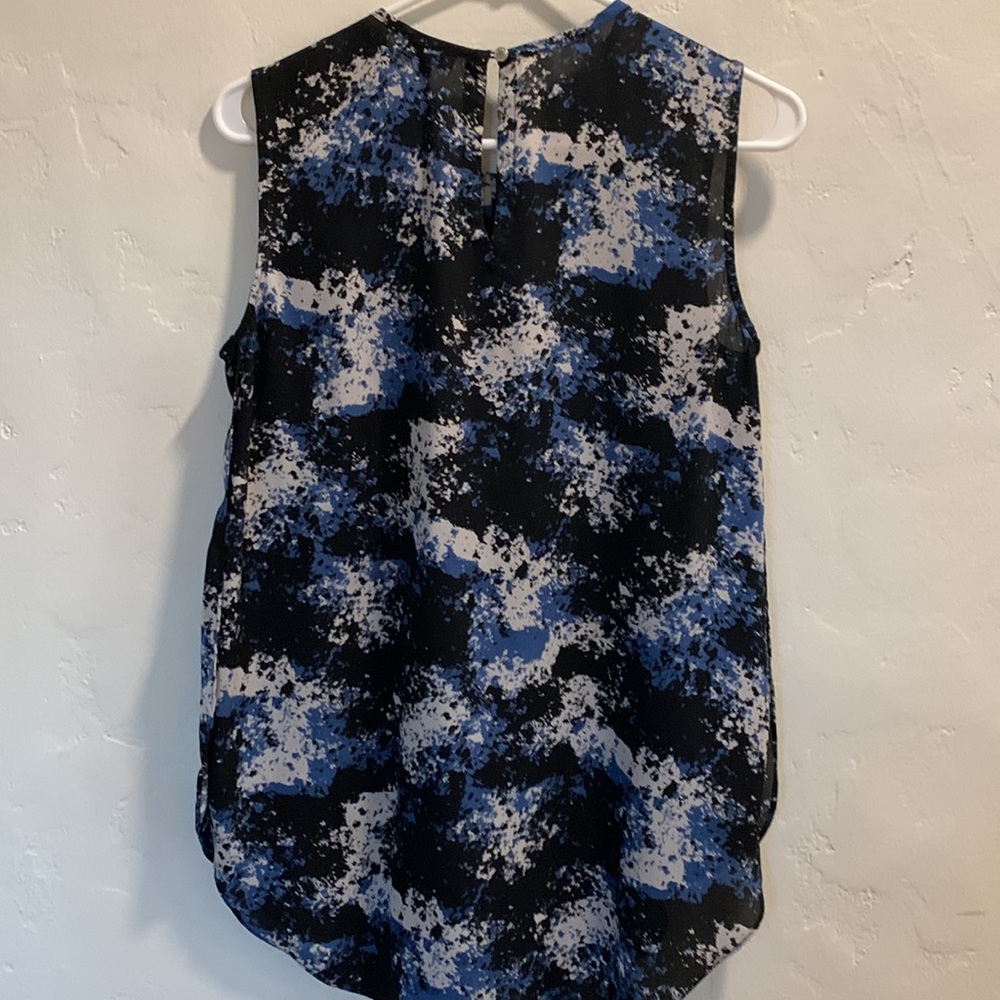 Vince Camuto Black, Blue, White Sleeveless Blouse Size Small - Picture 4 of 11